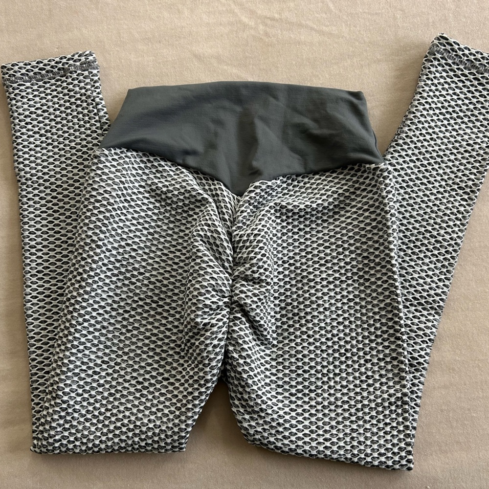 Original TikTok Famous Scrunchbutt Leggings Size M NWOT
